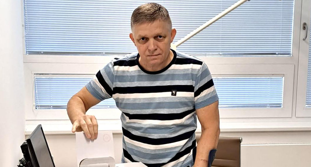 Премьер Словакии Фицо проголосовал в больнице на евровыборах "за мир, а не войну".