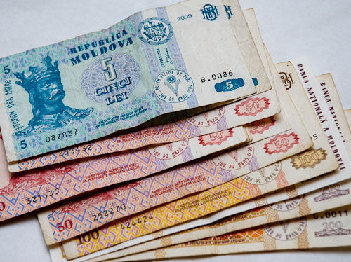 Leul se depreciază în raport cu moneda europeană.