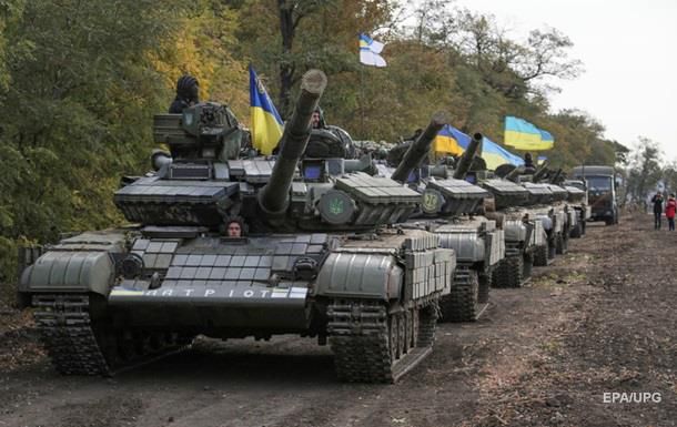 Силы АТО и сепаратисты осуществляют отвод тяжелой техники от линии разграничения. Фото: epa.eu