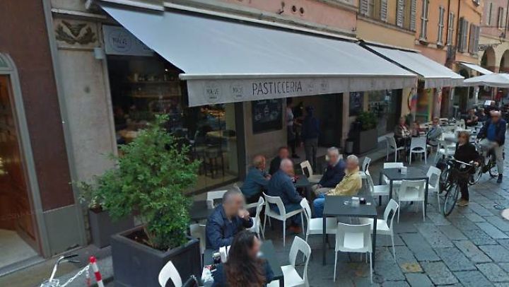 Un moldovean surprins furând într-un local din oraşul italian Parma. Foto: Google Street View