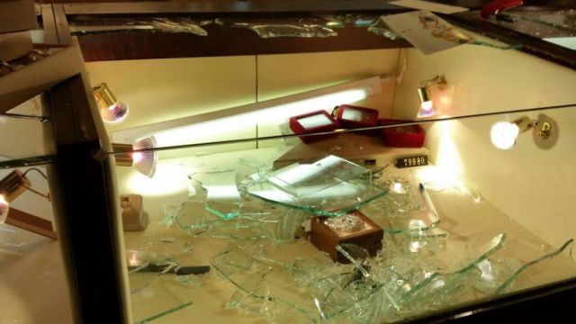 В момент совершения кражи в магазин вошла супруга ювелира, которая и подняла тревогу.