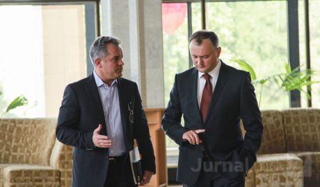 Правые политики обвиняют Плахотнюка и Додона в монополизации СМИ. Фото: jurnal.md