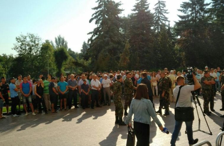 În preajma parlamentului sunt dislocate și importante forțe ale politiei.