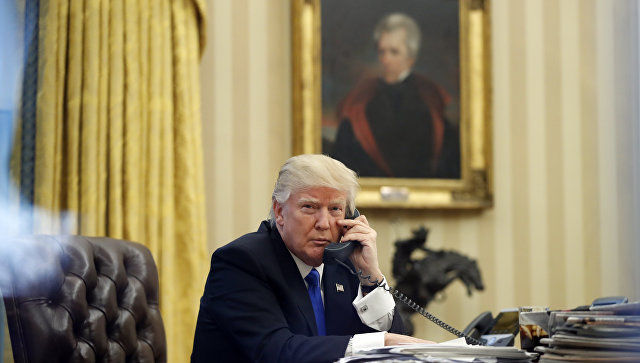 Трамп также пьёт детский аспирин для снижения риска сердечного приступа и лекарство против розовых угрей.