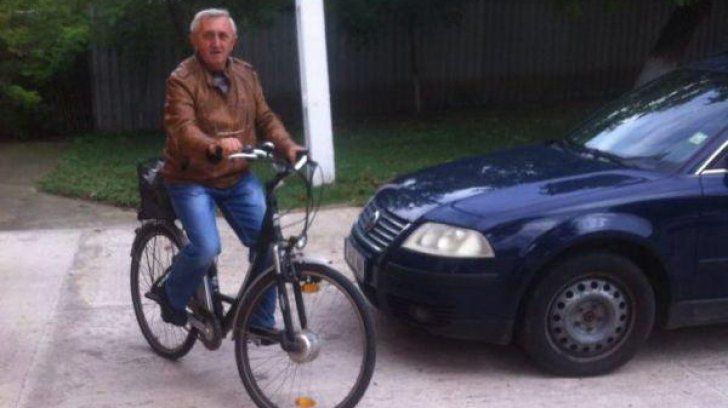 Un edil din România a renunţat la maşină şi circulă numai cu bicicleta. 