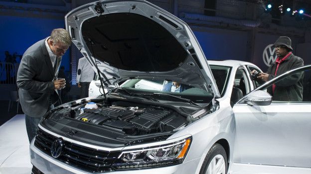 В понедельник акции VW упали почти на 20%