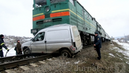 Autoritățile recunosc că nu toate trecerile peste calea ferată sunt dotate cu barierele necesare.