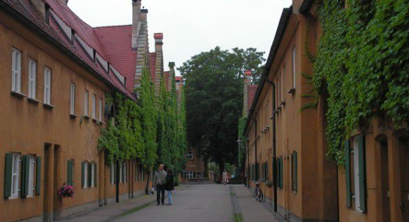 Fuggerei este un cartier din Augsburg, în sudul Germaniei, construit în urmă cu aproape 500 de ani de Jakob Fugger „cel bogat”, unul dintre cei mai influenţi bancheri ai vremii.