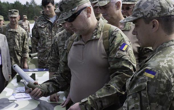 Турчинов присутствовал на испытаниях вооружения.