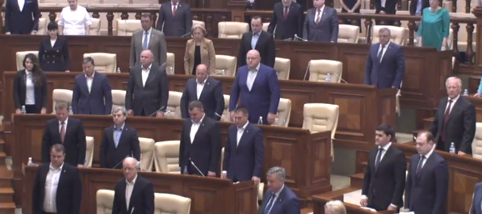 Парламент почтил минутой молчания память жертв Чернобыльской катастрофы.