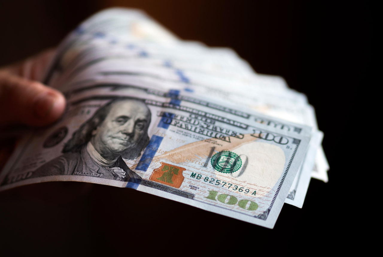 Dolarul a scăzut cel mai mult în ultimele două luni din cauza mesajului lui Trump privind limitarea tarifelor.