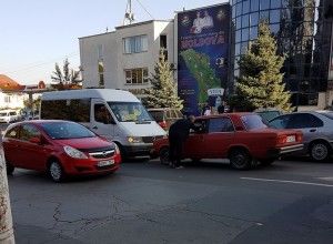 На Ботанике водитель легковушки не пропустил маршрутчика, выехавшего на встречку.