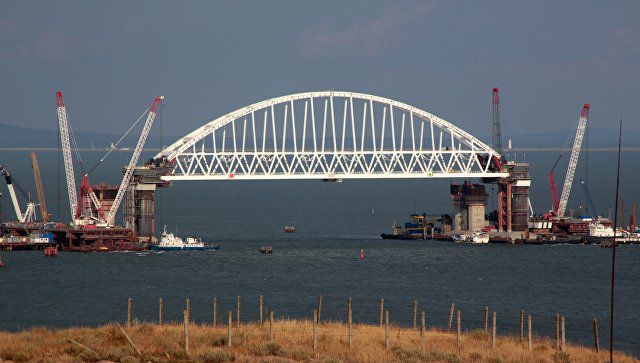Порошенко поручил подать на Россию в суд из-за моста в Крым.