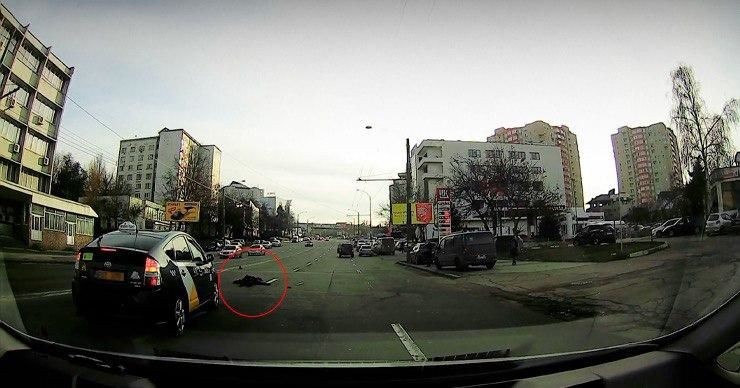 Еще одно ДТП произошло с участием такси: водитель насмерть сбил женщину.