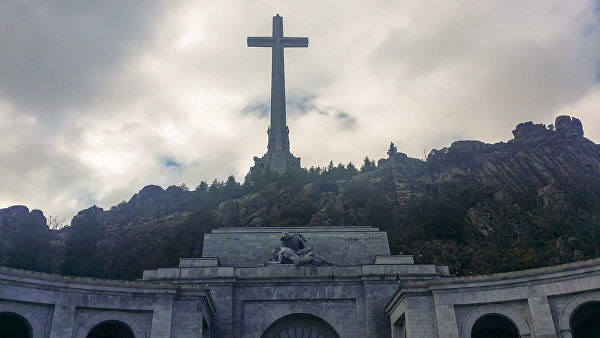В Испании настоятель отказался предоставить доступ к останкам Франко.