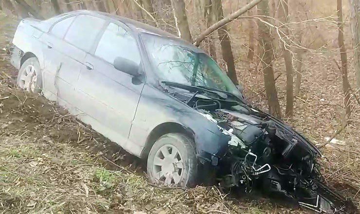 В Кишиневе водитель BMW вылетел с дороги и снес дерево.