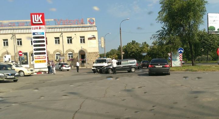 Автомобили были сильно повреждены. Фото: Jurnal.md