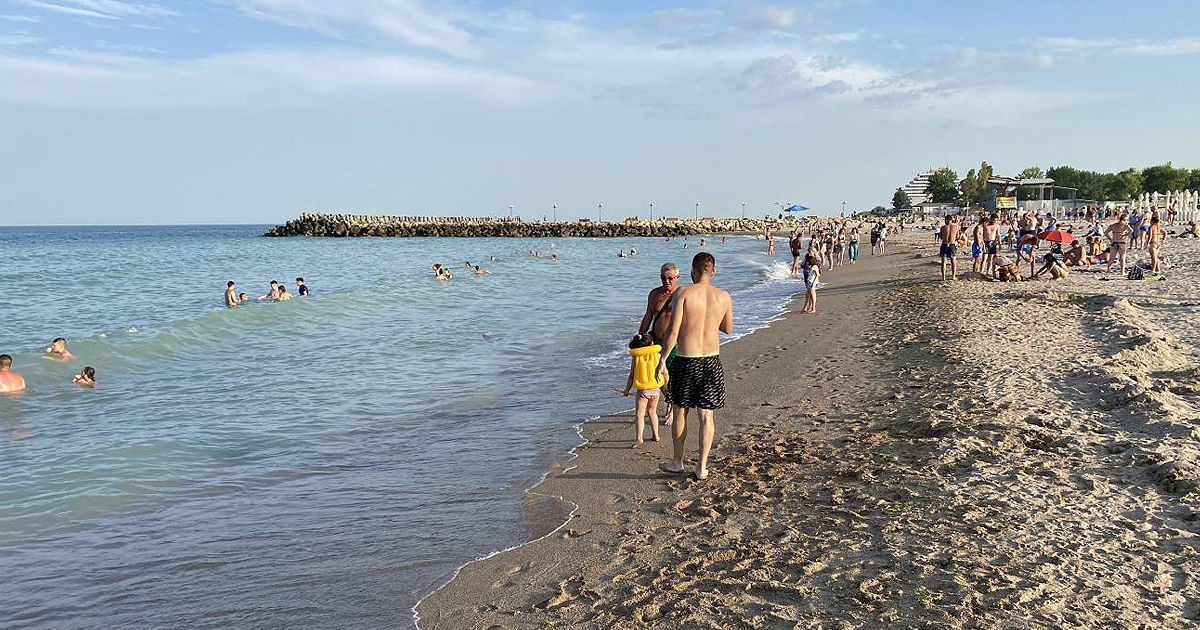 Gropi periculoase lângă mal: Turiștii, avertizați asupra unui pericol de pe litoralul românesc.