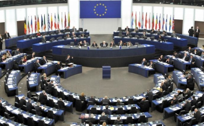 Acum, el are nevoie de sprijinul unei majorităţi calificate de 376 de voturi în Parlament.