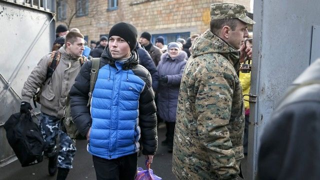 На этой неделе в десяти областях с военным положением стартовали массовые сборы резервистов.
