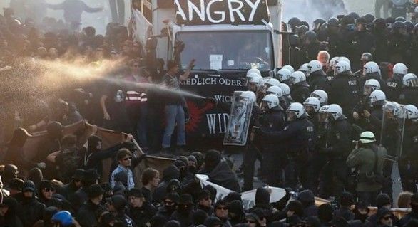 Ciocniri violente, filmate pe străzile din Hamburg, la finalul summitului G20. Foto: independent.md