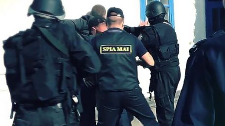 Два инспектора Службы внутренней безопасности МВД задержаны.