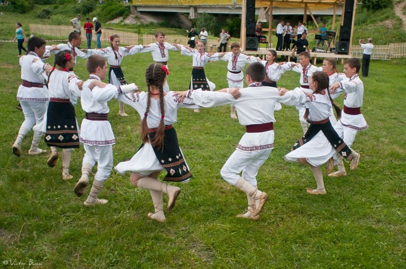 Nunțile moldovenești, hora și lăutarii au fost subiect de știre pentru portughezi.