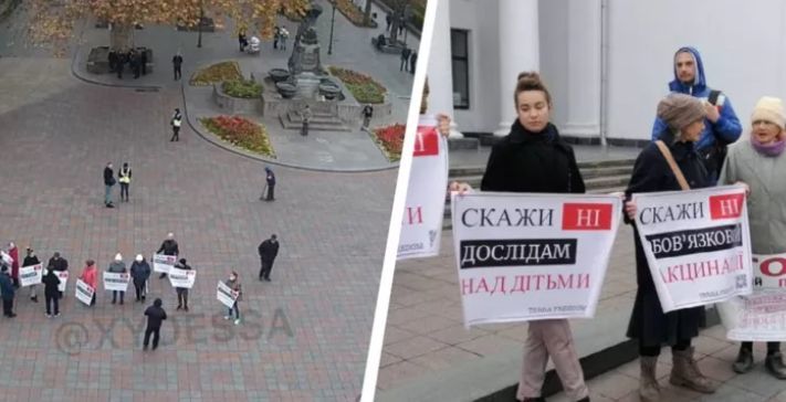 В Одессе антипрививочники вышли на митинг: пугают пенсионеров "чипами".