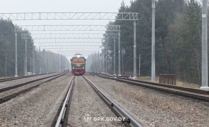 Желая избежать досмотра купе, мужчина решил подкупить пограничника.