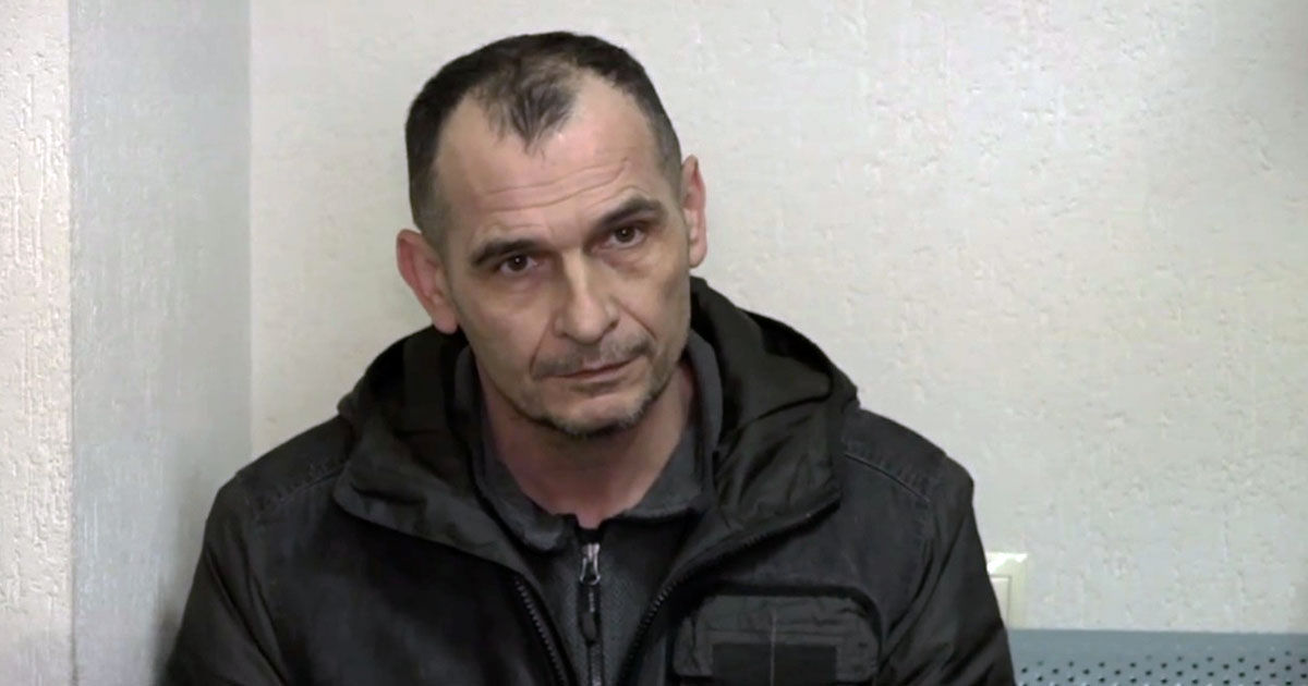 Un bărbat acuzat de dublu omor și aflat în urmărire timp de 23 de ani riscă închisoarea pe viață.
