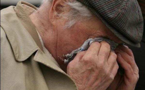 Воры избили 75-летнего мужчину и украли у него 400 леев. Фото символ: verge.zp.ua.
