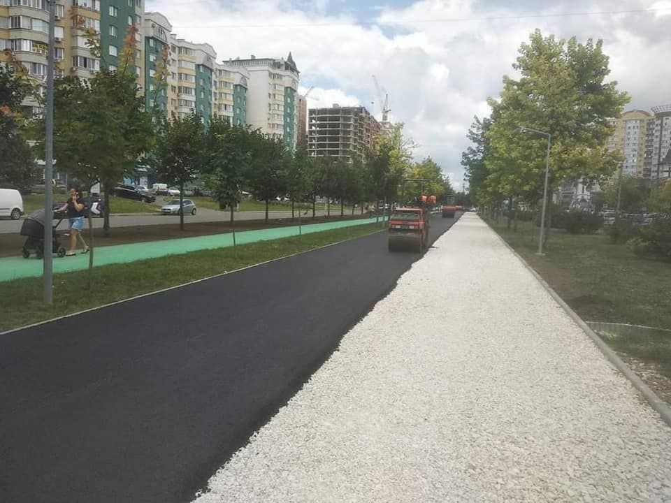 Аллея Мирча чел Бэтрын заасфальтирована, благоустроена зеленая зона.