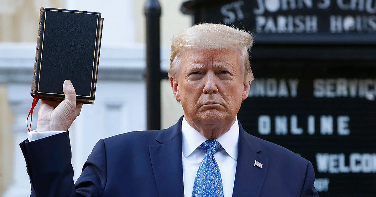 Trump a câștigat 300.000 de dolari din vânzarea Bibliilor personalizate.