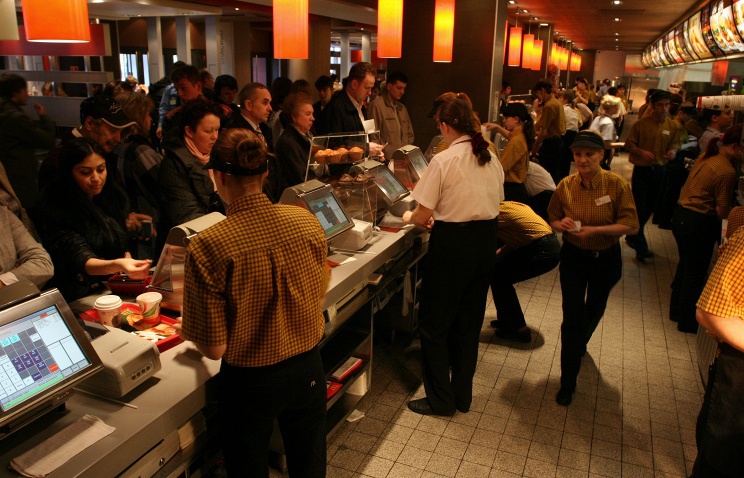 Ежедневно рестораны McDonald's в России обслуживают около 950 тыс. посетителей.