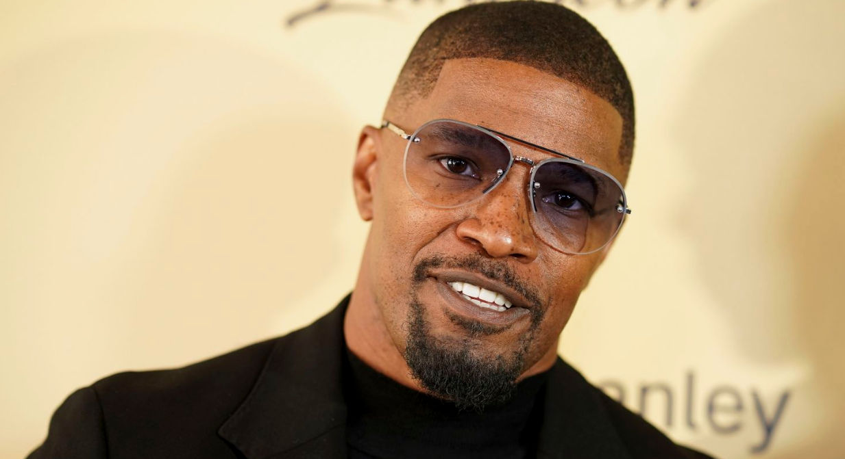 O persoană necunoscută a aruncat un pahar în fața actorului Jamie Foxx.