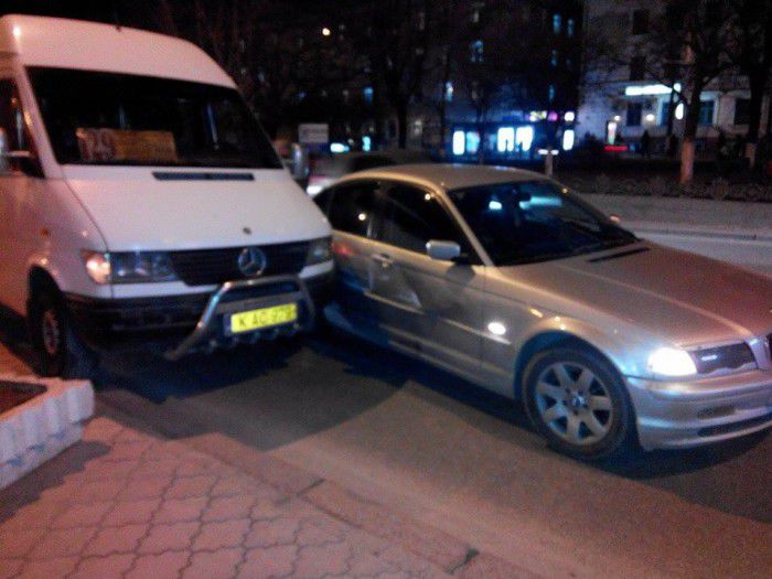Martorii mai spun că de vină ar fi șoferul „BMW”-ului, care ar fi făcut o manevră fără să se asigure. Foto: unimedia.info