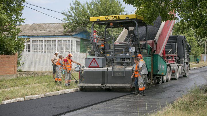 В Кантемирском районе отремонтируют 50 участков дорог.