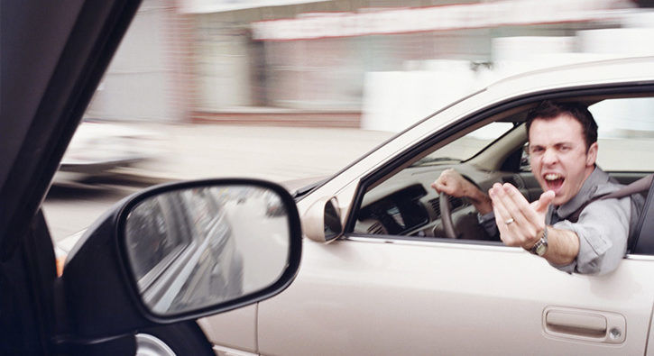 Șoferii agresivi în trafic ar putea să ajungă în arest contravențional sau ar putea să fie sancționați cu amendă de mii de lei. 
