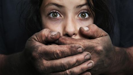 Un bărbat şi-a violat fiicele minore în timp ce soţia se afla peste hotare. Foto: avmedia.info