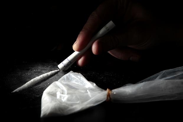 În momentul în care polițiștii s-au apropiat de cei doi tineri, aceștia au aruncat jos trei pachețele albe din hârtie, în care se afla o substanță vegetală cu miros specific de marijuana.