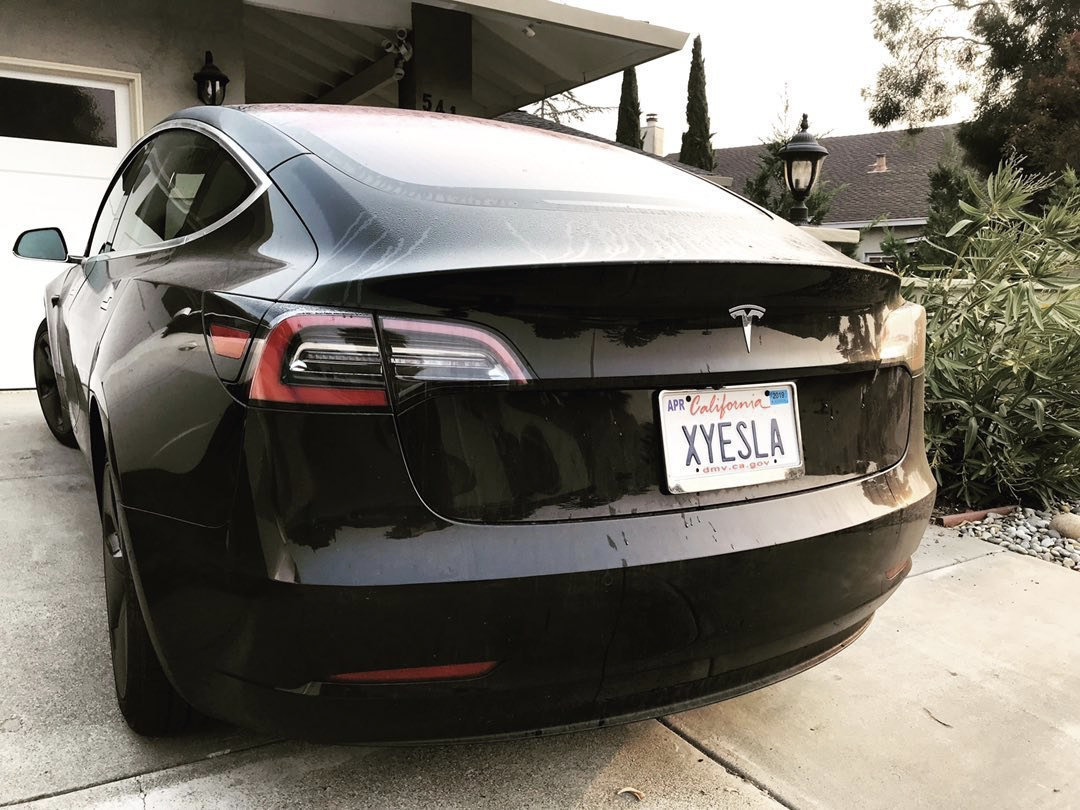 Владельцу Tesla придется сдать номер, в противном случае он будет аннулирован.