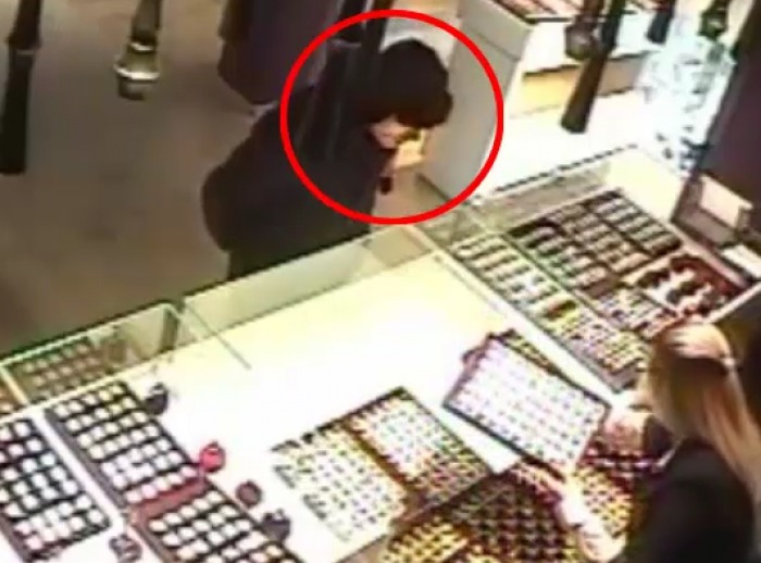 Un tânăr este căutat de către polițiști pentru că a jefuit vânzătoarea unui magazin de bijuterii. Foto: politiacapitalei.md 