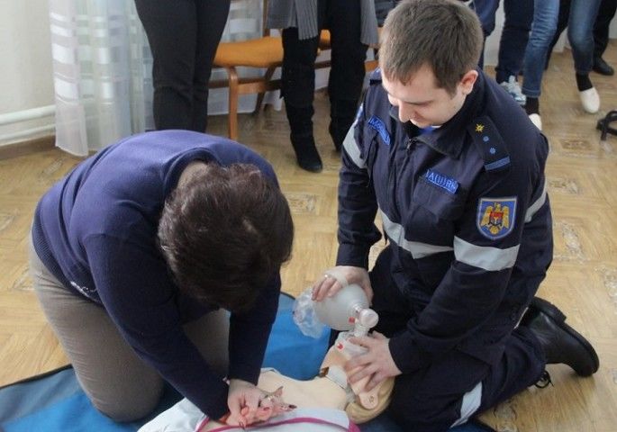 Молдавских педагогов учат оказывать первую помощь.