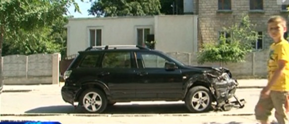 Свидетели говорят, что после того, как Mitsubishi разбил две машины, припаркованные на тротуаре, проехал ещё несколько сотен метров, затем водитель вышел из машины и скрылся.