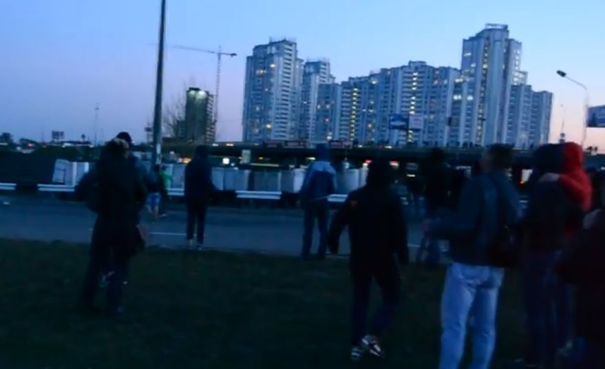 Когда активисты начали валить забор, то в их сторону полетели дымовые шашки и петарды.