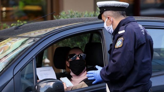 В Греции непривитым запретят ходить в кинотеатры, музеи и спортзалы.
