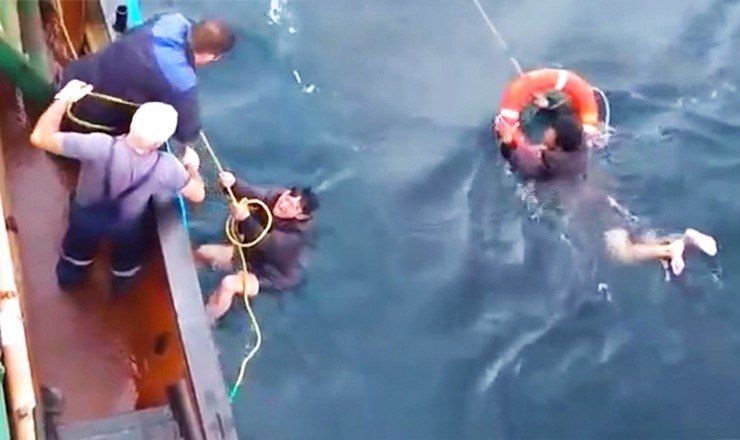 В соцсетях опубликовано видео, снятое с борта судна. 