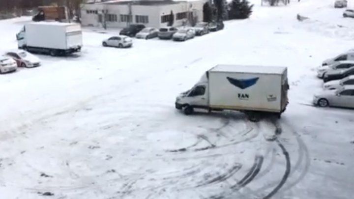 Un șofer, surprins în timp ce făcea drifturi cu mașina firmei. Foto: Captură video