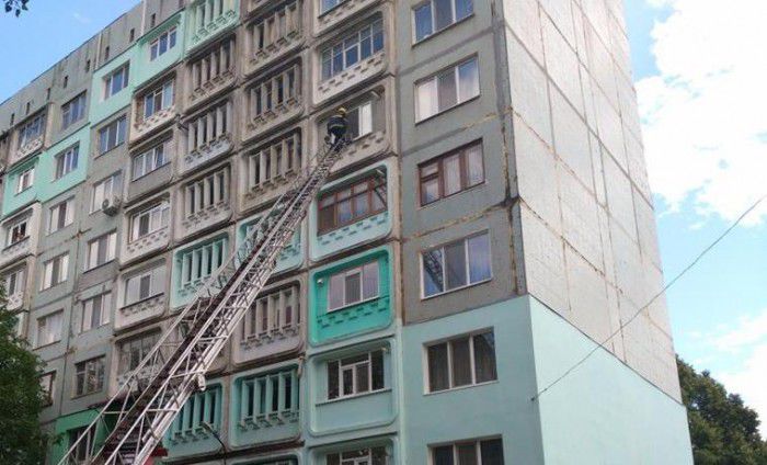 O mamă de 32 de ani a încercat să-și salveze copiii care au rămas blocați în apartament. Foto: expresul.com