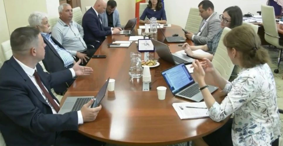 Члены парламентской комиссии предлагают ужесточить меры в отношении партий.